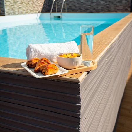 Evasion En Plein Coeur De La Ville Studio Jacuzzis Sauna Et Piscine Au Centre De 포트루이스 외부 사진